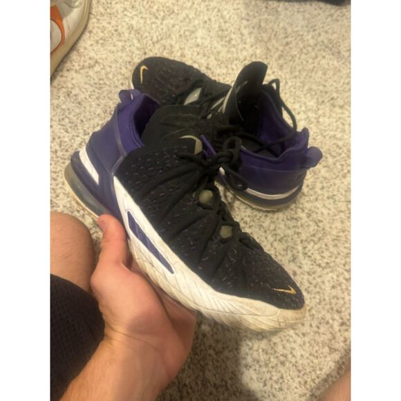 Lebron Sneakers - Picture 1 of 4